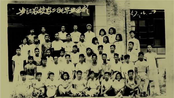 安江农校-袁隆平（第二排左六）与首批学生—安江农业学校农二班同学合影