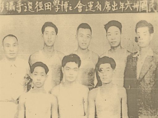 学生时代-参加湖北省运动会的博学中学田径选手合影，袁隆平（前排左一）