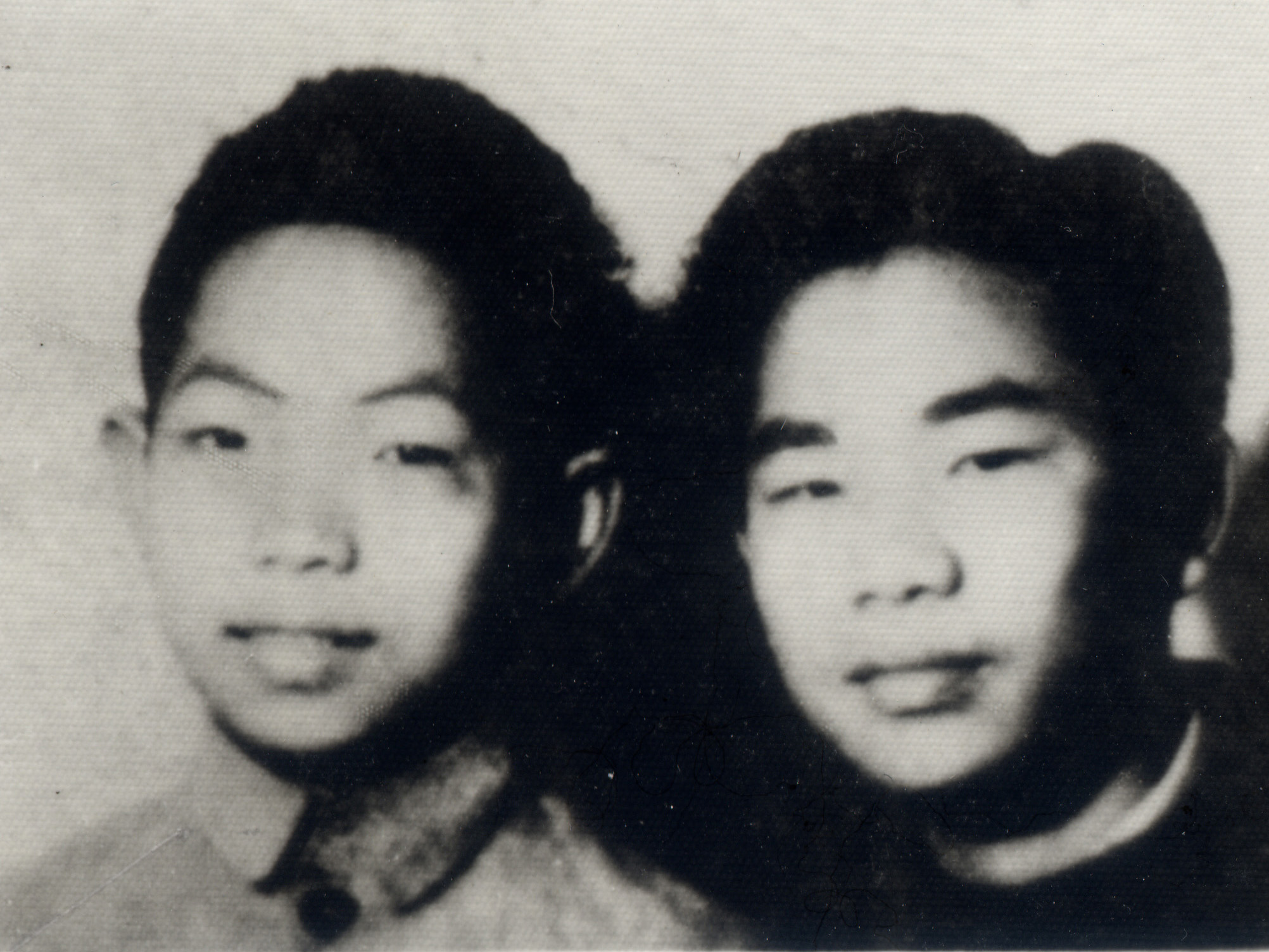 学生时代-小学时期，袁隆平（左）与同学黎浩合影