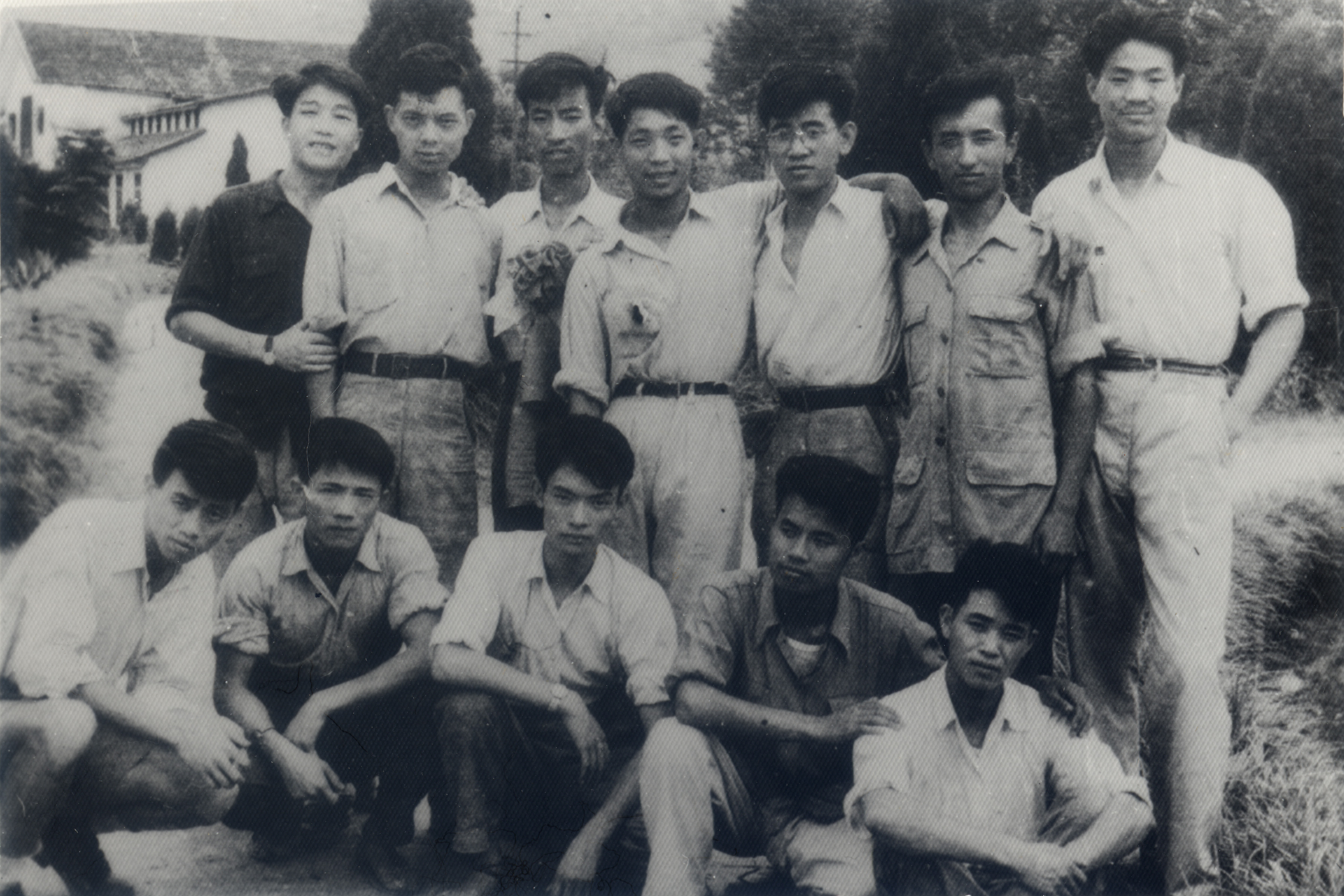 学生时代-袁隆平（后排左四）读大学期间拟招为空军飞行员，同学欢送时合影
